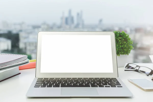 Creatieve ontwerper desktop met witte laptop — Stockfoto