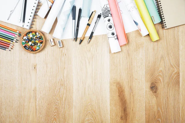 Plateau de bureau en bois avec fournitures — Photo