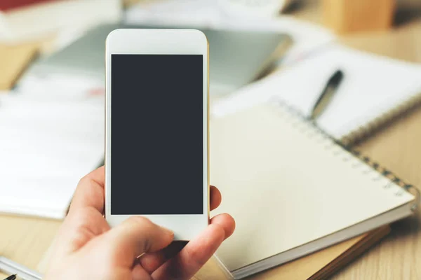 Hand holding cellphone — Stock Photo, Image