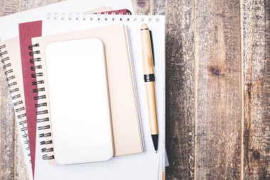 Masaüstü ile beyaz smartphone 