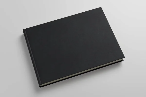 Leeres schwarzes Buch auf grauem Hintergrund — Stockfoto