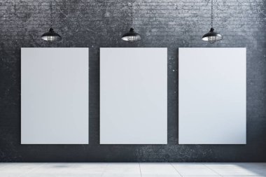 Boş duvara posterler ile