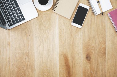 Ahşap çalışma alanı ile cep telefonu ve malzemeleri