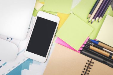 Masaüstü boş smartphone ve malzemeleri ile