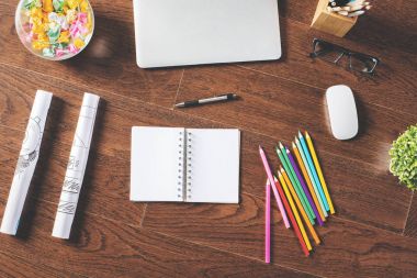 Tablo boş defterini ve nesnelerle