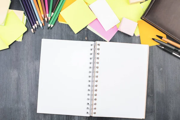 Mesa de escritório superior com notebook vazio — Fotografia de Stock