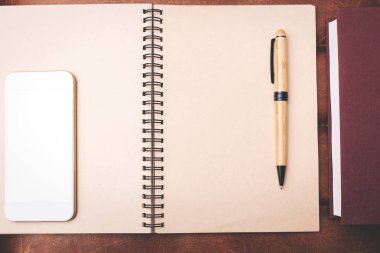 Masaüstü notepad ve cep telefonu ile 