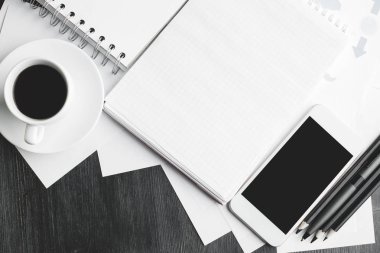 Masa üstü öğeleri ile