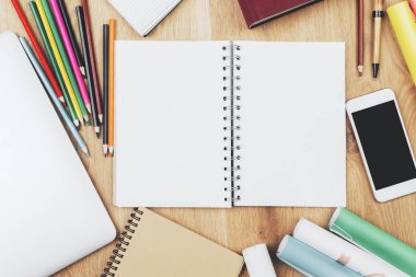 Boş smartphone ve malzemeleri ile modern masa