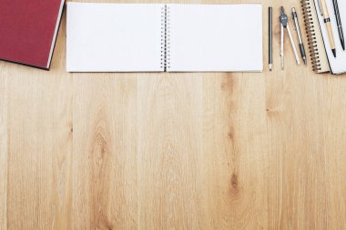 Ahşap çalışma alanı malzemeleri ile