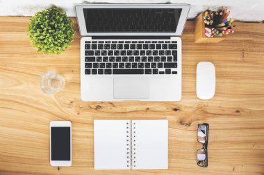 Ofis Masaları boş cihazlar ile