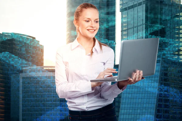 Vrouw met laptop — Stockfoto