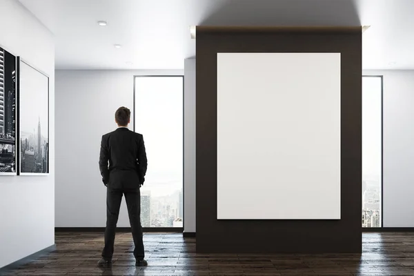 Hombre en la habitación con cartel — Foto de Stock