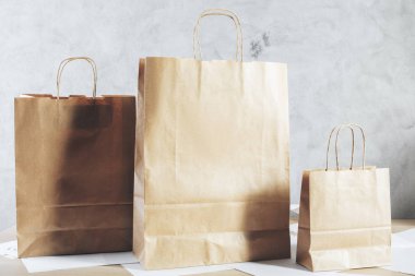Office Masaüstü alışveriş torbaları, sarf malzemeleri ve diğer öğeleri ile. Ambalaj, Pazar ve ticaret kavramı. Yukarı alay