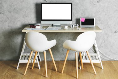 Hipster iç yaratıcı tasarımcı masaüstü, boş bilgisayar monitörü ve diğer öğeleri ile. Tasarım ve çalışma alanı kavramı. Yukarı alay 