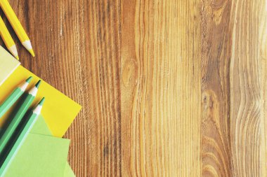 Üstten Görünüm dokulu ahşap masa üstü kırtasiye ve diğer öğeleri ile. Eğitim ve kavramı, yakından alay