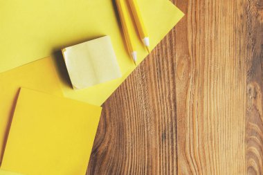 Üstten Görünüm kırtasiye ve diğer öğeleri ile dokulu ahşap masaüstü. Eğitim ve kavramı, yakından alay