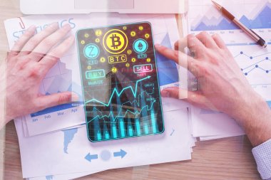 Cryptocurrency tablet kullanma el üstten görünüm office masaüstü rapor ile yerleştirilir. Ticaret ve ödeme kavramı. Çift pozlama 