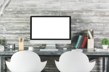 Boş beyaz bilgisayar ile modern Resepsiyon 