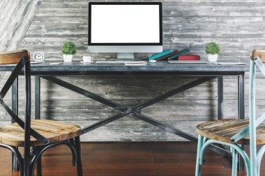 Boş beyaz bilgisayar ile modern iç 