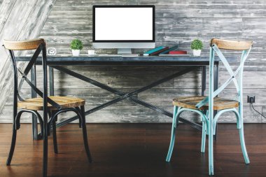 Boş beyaz bilgisayar ile ahşap iç 