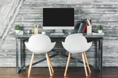 Boş bilgisayar ile modern iç 