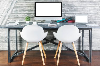 Boş beyaz bilgisayar ile rahat iç 