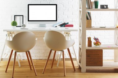 Boş beyaz bilgisayar ile şık iç 