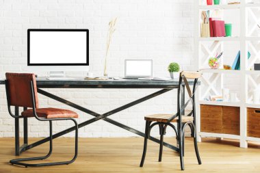 Retro çatı iç çalışma alanı ile 