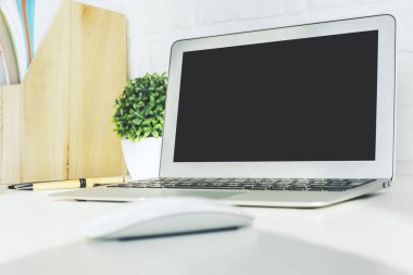 Dizüstü bilgisayar ile yaratıcı hipster masaüstü 