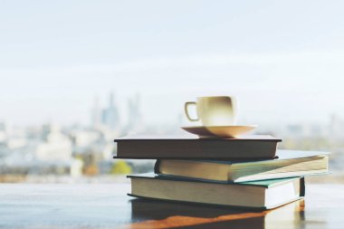 Danışma kitaplar ve kahve ile