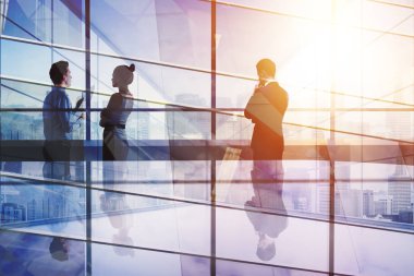 Toplantı ve gelecekteki kavramı. Şehir Manzaralı soyut iterior içinde iş adamları. Çift pozlama