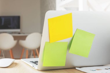 Boş etiketleri ile dizüstü bilgisayar