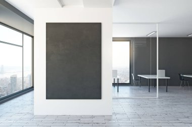 Boş posteri ile beyaz ofis