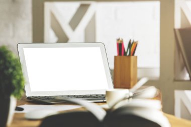 Beyaz dizüstü bilgisayar ile tasarımcı masaüstü 