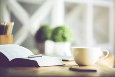 Masa üstü kahve ve malzemeleri