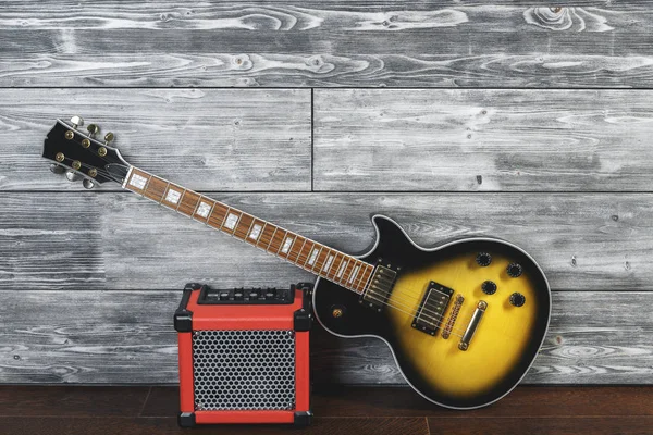 Guitarra Con Amplificador Interior Estudio Madera Música Ocio Ensayo Concepto — Foto de Stock