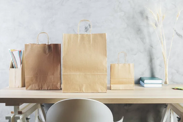 Área Trabalho Escritório Com Sacos Compras Suprimentos Outros Itens Embalagem — Fotografia de Stock