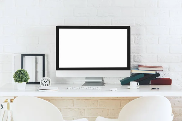 빈 흰색 컴퓨터와 최고 hipster 책상 — 스톡 사진