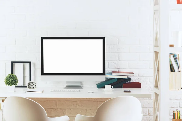 Local de trabalho Hipster com computador branco em branco — Fotografia de Stock