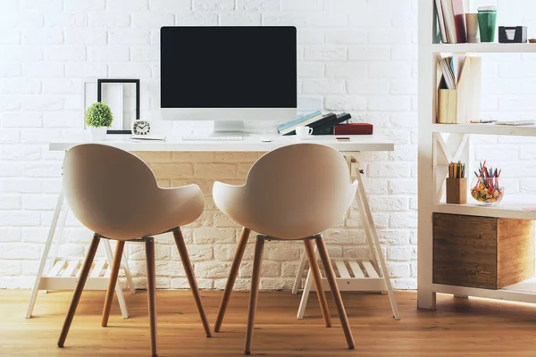 Novo interior com computador em branco — Fotografia de Stock