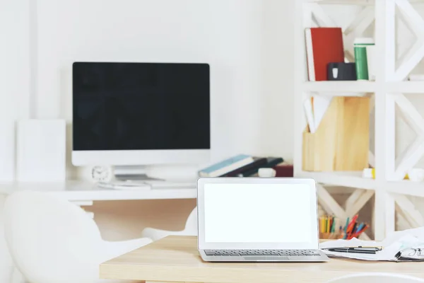 Espacio de trabajo del diseñador con el ordenador portátil blanco en blanco —  Fotos de Stock