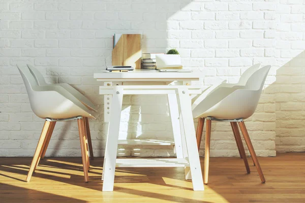Moderní Bílá Cihla Interiér Položkami Stůl Židle Koncepce Designu — Stock fotografie