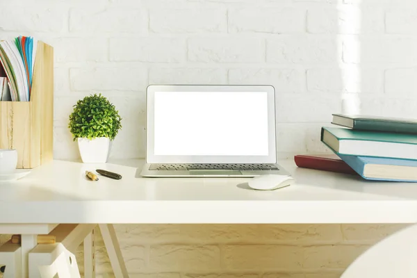 Творческое современное рабочее место с белым ноутбуком — стоковое фото