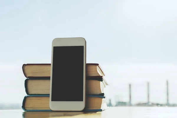 Smartphone e libri — Foto Stock