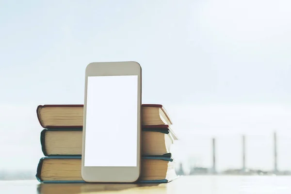 Smartphone branco e livros — Fotografia de Stock