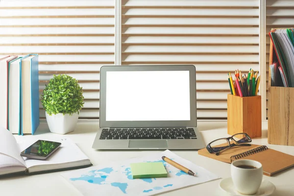 Top de mesa de designer com laptop branco vazio — Fotografia de Stock