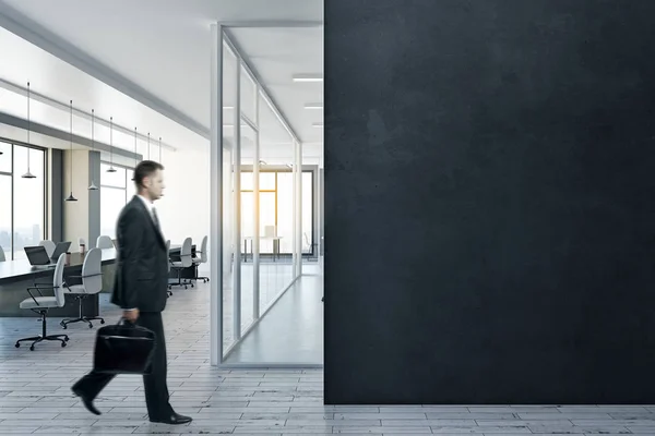 Seitenansicht Eines Jungen Geschäftsmannes Der Einem Modernen Bürointerieur Mit Kopierraum — Stockfoto