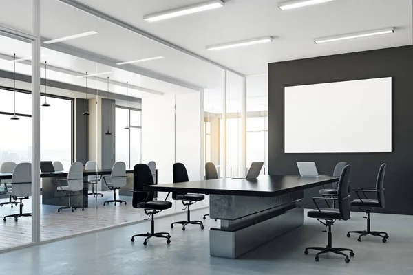 Sala de reuniones con cartel en blanco — Foto de Stock