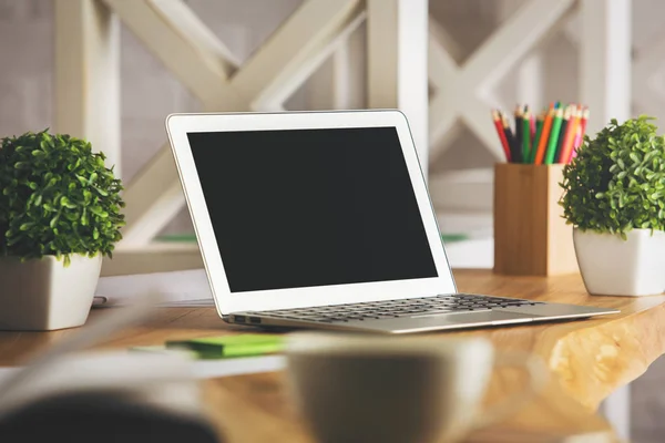 Designer arbetsplatsen med laptop — Stockfoto